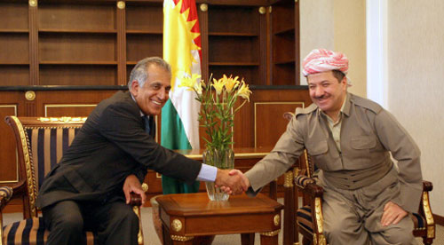 السفير الأميركي في العراق زلماي خليل زاد خلال لقائه الزعيم الكردي مسعود البرازاني (أ ب)