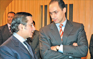 جمال مبارك وأحمد عز خلال مؤتمر الحزب الحاكم في القاهرة أمس (الأخبار)