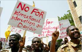 متظاهرون ضد القوات الدولية في الخرطوم أمس (رويترز)