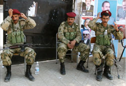 جنود يمنيون يحرسون أحد مراكز فرز الأصوات في صنعاء أول من أمس (رويترز)