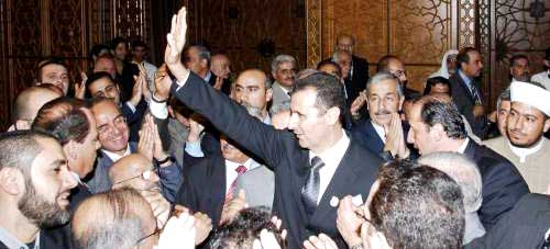 الأسد خلال الحفل الذي أقامه تكريما للسوريين الذين ساعدوا نازحين لبنانيين خلال العدوان الإسرائيلي (أرشيف)
