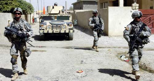 جنود أميركيون خلال دورية في بيجي أمس (أ ف ب)