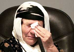 كردية تبكي أثناء ادلائها بافادتها في محكمة صدام في بغداد أمس (رويترز)