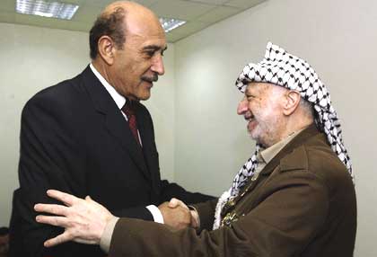 الزعيم الفلسطيني الراحل ياسر عرفات مستقبلا اللواء عمر سليمان في رام الله (أرشيف)