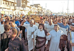 عراقيون يشيعون عنصراً من جيش المهدي قتل في مدينة الصدر في بغداد أمس (رويترز)