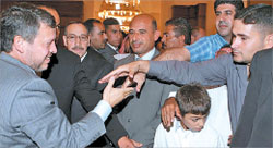 عبد الله الثاني يصافح المصلين بعد صلاة الجمعة في عمان أمس (أ ف ب)