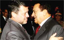 مبارك مستقبلاً عبدالله في القاهرة أمس (رويترز)