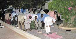صوماليون يؤدون الصلاة في مقديشو أمس  (ا ب)
