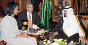 رايس خلال اجتماعها مع الملك عبد الله في جدة أول من أمس (أ ف ب)