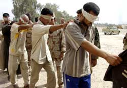 القوات العراقية توقف مشتبهاً بهم في بعقوبة أمس (رويترز)