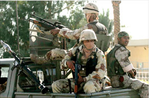 جنود عراقيون خلال الاشتباكات في الديوانية أمس (أ ب)