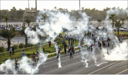 مواجهات بين الشرطة ومتظاهرين ضد التجنيس في المنامة في 29 أيلول الماضي (رويترز)