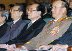 رئيس اللجنة التنفيذية لمجلس الشعب الأعلى أمس في احتفال ذكرى تأسيس الحزب الحاكم ببيونغ يانغ (أ ب)