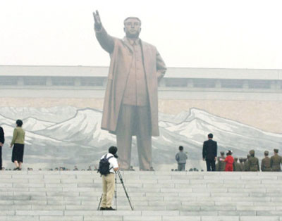 كوريون شماليون يزورون نصب زعيمهم التاريخي كيم ايل تسونغ في بيونغ يانغ أمس (أ ب)