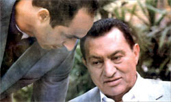 مبارك وابنه جمال في صورة من الأرشيف