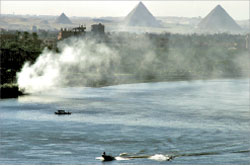 دخان فوق نيل القاهرة بعد إحراق مزارعين بقايا محاصيلهم أمس (أ ب)