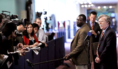 بولتون يتحدث إلى الصحافيين في مقر الأمم المتحدة في نيويورك امس (إي بي إي)