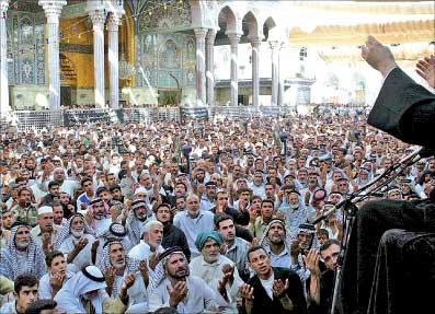 عراقيون يحيون ذكرى وفاة الامام علي في كربلاء أمس (أي بي أي)
