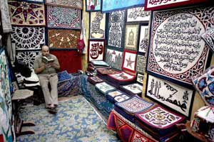 مصري يقرأ القرآن في متجره في السيدة زينب في القاهرة (إي بي إي)