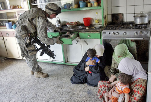 جندي أميركي يفتش أحد المنازل في بغداد منذ أسبوعين (أ ب)