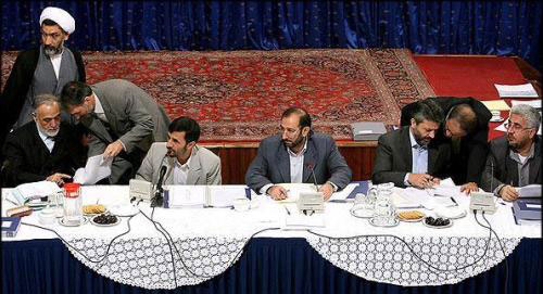 الرئيس الإيراني محمود أحمدي نجاد خلال اجتماع الحكومة الإيرانية أول من أمس (مهر)