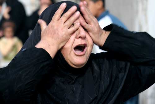 إمرأة عراقية تنتحب في موقع تفجير انتحاري في بغداد امس (أ ب)
