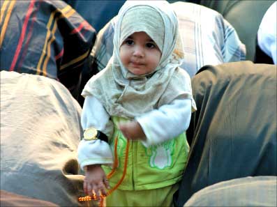 طفلة عراقية تقف بين الجموع خلال صلاة الجمعة في كربلاء أمس (أ ف ب)