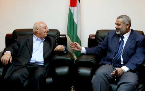 هنية وقريع خلال اجتماع «فتح» و «حماس» في غزة أمس (أ ب)
