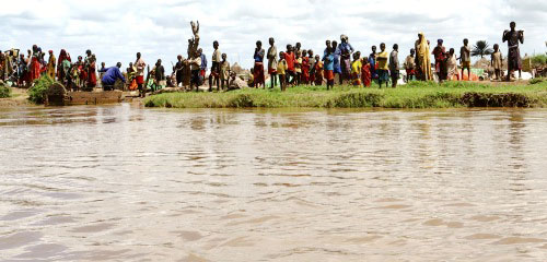 صوماليون يتجمعون عند ضفة نهر قرب جوهر (رويترز)