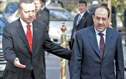 أردوغان مستقبلا المالكي في أنقرة أمس (رويترز)