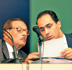 جمال مبارك وصفوت الشريف خلال أحد الاجتماعات الحزبية (أرشيف ــ الأخبار)