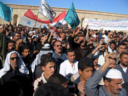 عراقيون يتظاهرون في تكريت أمس، احتجاجاً على المذكرة الصادرة بحق الضاري (أي بي أي)