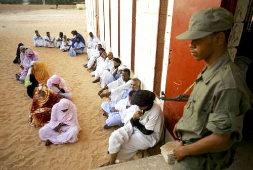 موريتانيون ينتظرون دورهم للاقتراع خارج أحد المراكز في نواكشوط اول من أمس (رويترز)