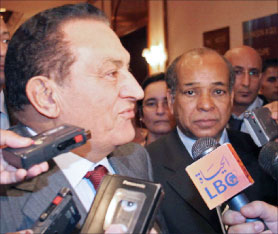 مبارك يتحدث إلى الصحافيين بعد وصوله إلى طرابلس امس (أ ف ب)