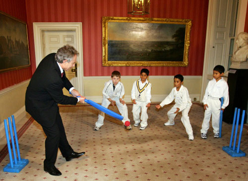 بلير يلعب الكريكيت مع أطفال في مقر رئاسة الوزراء البريطانية في لندن أمس (أ ف ب)