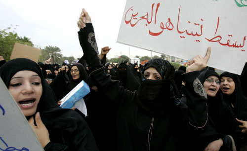 بحرينيات يتظاهرن في المنامة امس (ا ف ب)