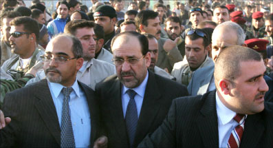 المالكي يشق طريقه بين الحشود في مدينة الصدر أمس (أ ب)