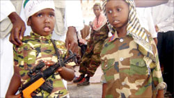 طفلان صوماليان يشاركان في تظاهرة في مقديشو أمس (أي بي أي)