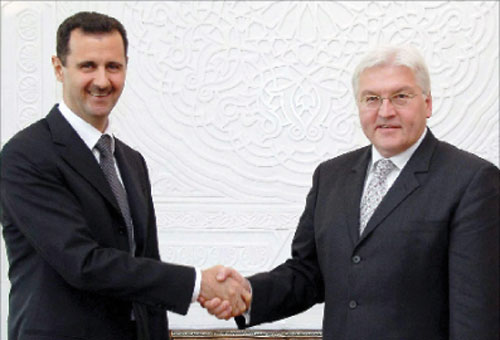 الأسد مستقبلاً شتاينماير في دمشق امس (إي بي إي)