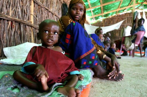 طفل و أمّه في مركز للتّغذية العلاجيّة في واجيد في الصومال أمس (أ ب)