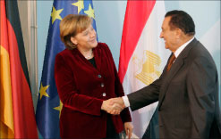 مبارك وميركل في برلين أمس (رويترز)