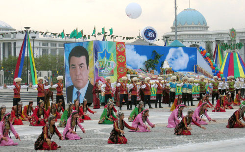 إحنفالات بمناسبة عيد الاستقلال التركماني في مدينة أشغابات وتظهر صورة الرّئيس نيازوف (أرشيف-أ ف ب)
