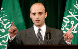 عادل الجبير خلال مؤتمر صحافي في واشنطن عام 2004 (أرشيف -رويترز)