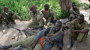 عناصر من القوّات الحكوميّة الصوماليّة يرتاحون عقب وصولهم إلى بلدة جوهر أمس (أ ب)