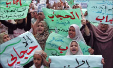 مناصرات للإخوان المسلمين يهتفن خلال تظاهرة في الاسكندريّة (أرشيف-إي بي أي)