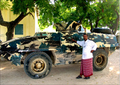 صومالي يقف الى جانب آليّة عسكرية خلّفتها ميليشيا المحاكم في مقديشو أمس (رويترز)
