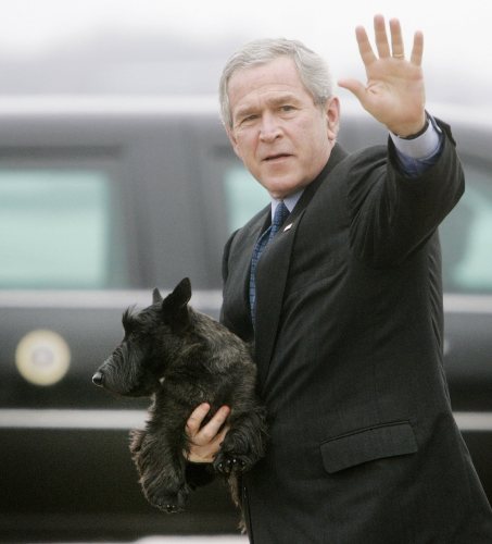 بوش لدى وصوله إلى قاعدة لسلاح الجو قرب واشنطن أوّل من أمس (رويترز)