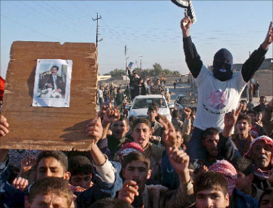 أنصار صدام يتظاهرون في قرية العوجة أمس (أي بي أي)