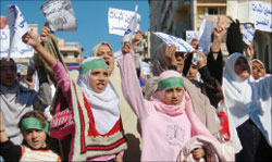 مصريّات تهتفن في الاسكندريّة ضدّ الاعتداءات الاسرائيليّة في فلسطين المحتلّة (أرشيف-أ ب)