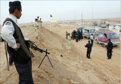 شرطي عراقي امام حاجز تفتيش في مدينة النجف جنوب العراق أمس (رويترز)